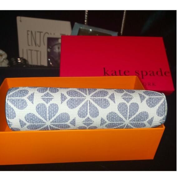 Kate Spade Flower Wallet in Coated Canvas Never Used w/box - Picture 4 of 7